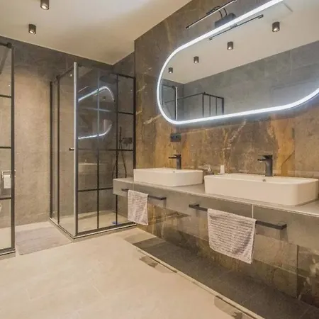 160 M Luxury Retreat Jacuzzi, Sauna & Free Parking Apartmán Bratislava